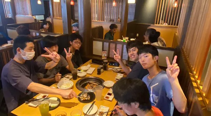 食事を楽しむ生徒たち